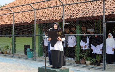 Amanat Upacara, Laras Sari Wijiastuti Ajak Siswa MTsN 2 Kota Cirebon Belajar Menyayangi Diri Sendiri