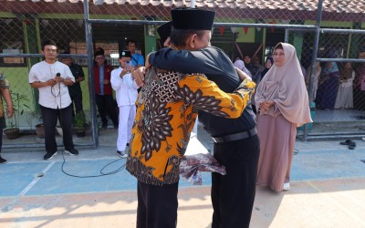 Suasana Haru Warnai Perpisahan Drs. Irbono, Guru Matematika MTsN 2 Kota Cirebon yang Purna Bakti