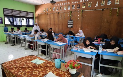 Semarak Hari Santri 2026, MTsN 2 Kota Cirebon Gelar Lomba Kaligrafi Surah Al-Kautsar