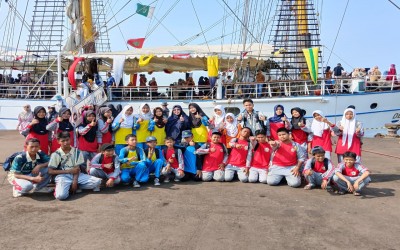 KIR MTsN 2 Kota Cirebon Kunjungi KRI Dewaruci, Belajar Sejarah Maritim Sekaligus Kenalkan Matsanda kepada Masyarakat