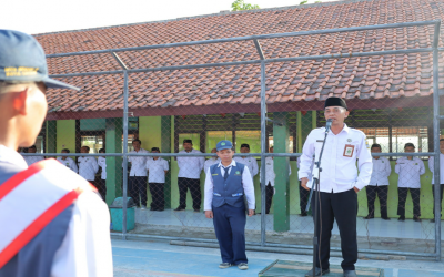 Kepala MTs Negeri 2 Kota Cirebon Tekankan Disiplin dan Semangat Belajar pada Upacara Bendera